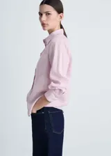 Camisa verde militar de lino y algodón, con cuello camisero, cierre frontal con botones, manga larga con puños abotonados y bolsillo de parche en el pecho.