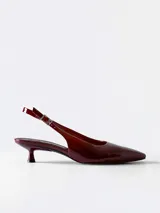 Zapato de tacón bajo color borgoña, con punta fina y tira trasera ajustable.
