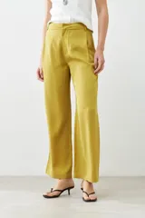 Pantalón de lyocell color verde pistacho, de corte ancho y tiro alto.
