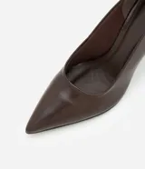 Zapato de tacón tipo anabela color marrón oscuro, con punta fina y confeccionado en material sintético.