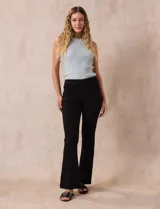 Jegging azul oscuro marca Zac & Rachel con pretina elastizada, bolsillos delanteros y traseros, y terminación bootcut.