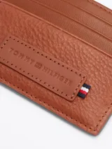 Tarjetero Tommy Hilfiger color marrón de cuero granulado, con múltiples ranuras para tarjetas y logo distintivo de la marca.