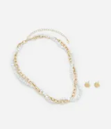Conjunto de collar de perla con cadena de eslabones y caravana caracol con baño oro light. Incluye un collar de perlas, una cadena de eslabones y un par de caravanas de caracoles.
