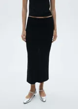 Falda midi negra de punto de canalé con cintura elástica.