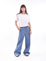 Remera gris de corte recto y mangas cortas.