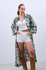 Camisola tipo vestido con estampado floral en tonos verde, blanco y borgoña.
