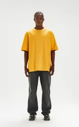 Remerón de algodón premium color amarillo mostaza, con corte extra oversize, hombros caídos y cuello redondo ribeteado al tono.