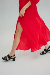 Vestido largo rojo de seda, con escote en V y mangas cortas tipo túnica.