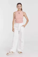 Remera musculosa color salmón, de corte ajustado y cuello redondo.