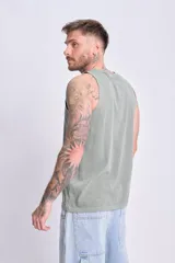 Musculosa verde con efecto lavado.
