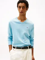 Sweater celeste de algodón con cuello en V y logo de Tommy Hilfiger bordado en el pecho.