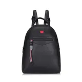 Mochila negra con detalles en rojo, incluye un bolsillo frontal con cierre y tiradores decorativos.