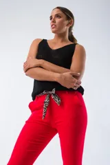 Musculosa negra de viscosa con escote en V y breteles finos.