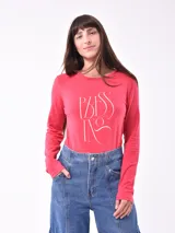 Remera negra de manga larga con estampa de flor en el frente.