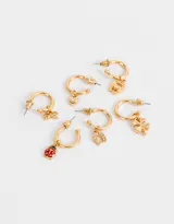 Set de seis aros tipo argolla dorados con dijes colgantes: corazón con strass, abeja, herradura con strass, mariquita, herradura y trébol de cuatro hojas.