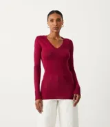 Blusa de punto color borgoña, de corte ajustado, con escote en V y mangas largas.