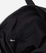 Bolso tipo maleta de tamaño grande en color negro, confeccionado en una mezcla de poliuretano y poliéster. Presenta cierres de cremallera plateados contrastantes, un bolsillo frontal con cierre y un compartimento inferior independiente con cierre. Incluye asas de mano dobles y una correa de hombro larga, ajustable y extraíble.