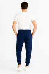 Pantalón de jogging negro con cintura elástica y cordón ajustable.