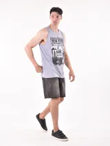 Musculosa gris con estampado de Nueva York en el frente.