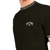 Remera negra de manga corta con cuello redondo y ribete con diseño de olas en cuello y mangas. Logo de Billabong bordado en blanco en el pecho.
