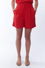 Bermuda roja con pretina alta y pinzas delanteras.