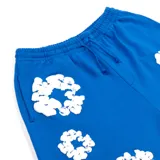 Short azul con estampado de flores blancas, de corte recto y cintura elástica con cordón ajustable.