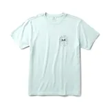 Remera celeste de manga corta con cuello redondo y estampado en el pecho de un paisaje marino con una calavera y la frase "Fear The Sea".