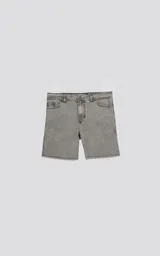 Bermuda de denim gris con efecto lavado, cinco bolsillos, calce regular y ruedo desflecado.
