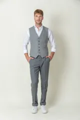 Pantalón de vestir gris con finas rayas verticales, corte slim fit y detalle de hebilla en la cintura.