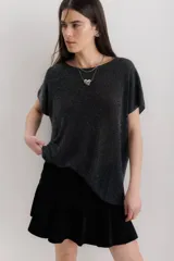 Blusa color beige de tejido de punto con lurex, de mangas cortas y corte holgado.