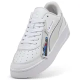 Championes Puma BMW MMS CA Match, color blanco con detalles en azul y rojo, con logo de BMW Motorsport y etiqueta colgante con diseño de autos de carrera.