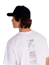 Gorro negro con logo CAT bordado en el frente, visera curva y banda elástica de ajuste.