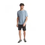 Remera celeste de manga corta y cuello redondo.