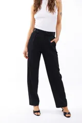 Pantalón de vestir negro de corte recto, con bolsillos laterales y presillas con hebillas decorativas en la cintura.