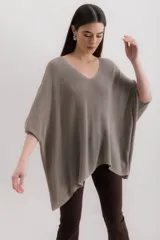 Sweater tejido de punto color crudo, con escote en V, mangas 3/4 y corte holgado.