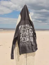 Buzo con capucha gris oscuro, con estampado trasero de motivos playeros y texto "Rainbow Bay The Goldcoast GEM".