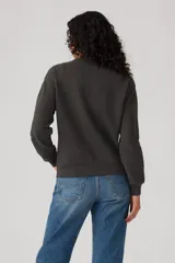 Buzo negro de corte clásico con cuello redondo y puños acanalados. Estampado frontal con el logo de Levi's y un águila.