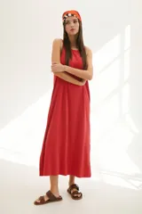 Vestido midi rojo de corte suelto y sin mangas.
