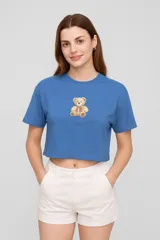 Remera cropped negra de algodón con estampado de un trozo de torta con cereza.