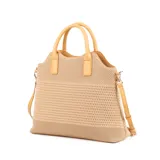 Cartera tipo shopper color beige con diseño tejido calado y logo XL en el centro. Tiene doble asa corta y correa larga regulable extraíble.