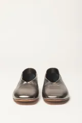 Chatas color beige de cuero vacuno, con talón suave y capellada metalizada.