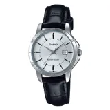 Reloj Casio con correa de cuero negra y esfera plateada con números negros.