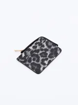 Billetera pequeña con estampado de leopardo, cierre superior con cremallera dorada y ranuras para tarjetas en el frente.