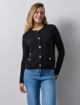 Cardigan tejido color beige, marca Ninety. Escote a la base y abertura central con botones metálicos. Delantera con bolsillos simulados.