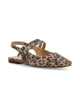 Mocasín con estampado animal print, con punta cuadrada y dos tiras sobre el empeine con hebillas doradas.