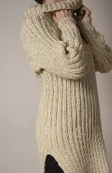 Buzo color crema de tejido de punto grueso, con cuello alto tipo tortuga y corte holgado.