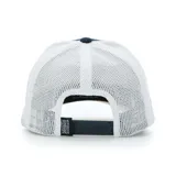 Gorra de béisbol azul marino con paneles traseros de malla blanca y visera curva. Presenta un parche bordado en el frente con el logo del Penguin Golf Club y detalles en color celeste y beige.