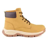 Bota de caña media color ocre, con cordones marrones, cuello acolchado marrón y suela de goma con dibujo.