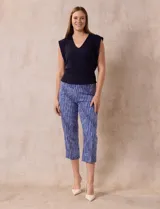 Pantalón capri de gabardina elastizada estampada, marca Zac & Rachel. Pretina ancha elastizada.