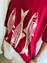 Remerón oversize color bordó con estampa de tres peces en color crema.